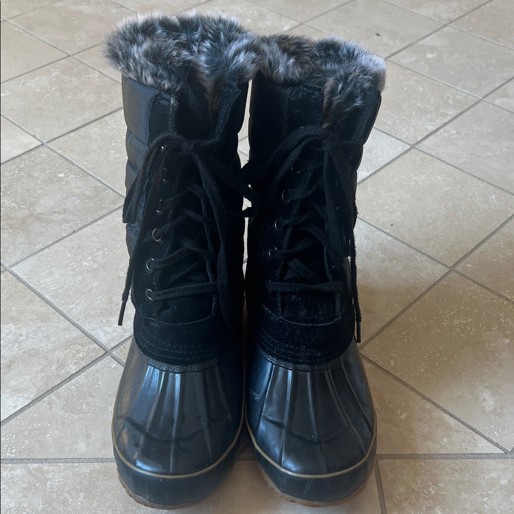 Khombu Black Winter Boots with Faux Fur Trim
